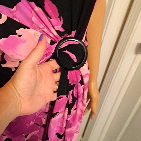 Ellen Tracy Pink and Black Short Sleeve Floral Dress with Ruching Belted Waist - Picture 4 of 8